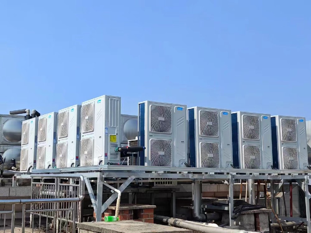 廣西美的空氣能熱水系統，為您的場所提供高效節能的熱水解決方案！